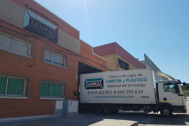 reparto de cajas de cartón